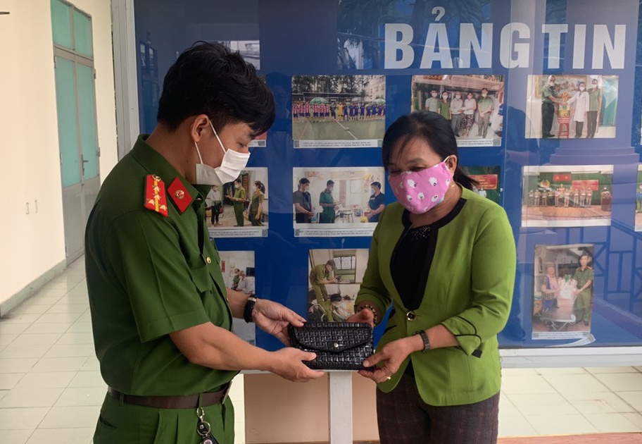 Di kham benh o TP.HCM, nguoi phu nu bi moc vi chua 6 trieu dong hinh anh