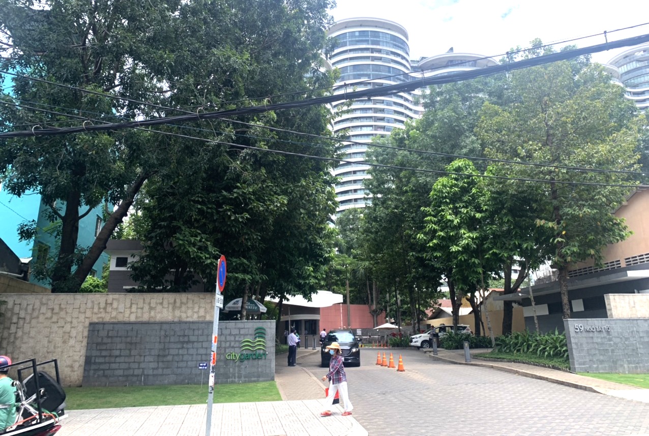 Nguoi phu nu nuoc ngoai tu vong o chung cu City Garden hinh anh