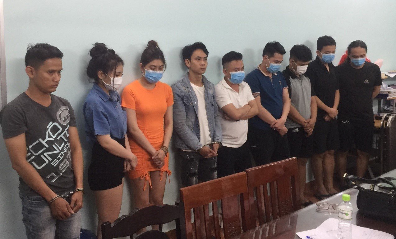 bat nhom nguoi bay lac anh 1