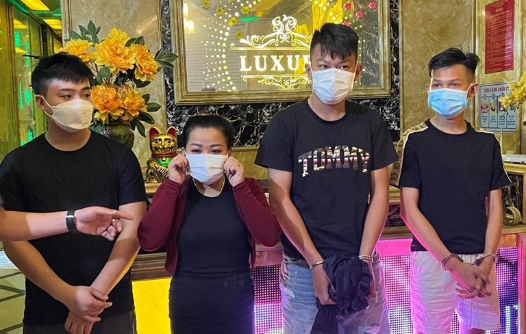 Bat khan cap chu quan karaoke Luxury Hong Phuc hinh anh