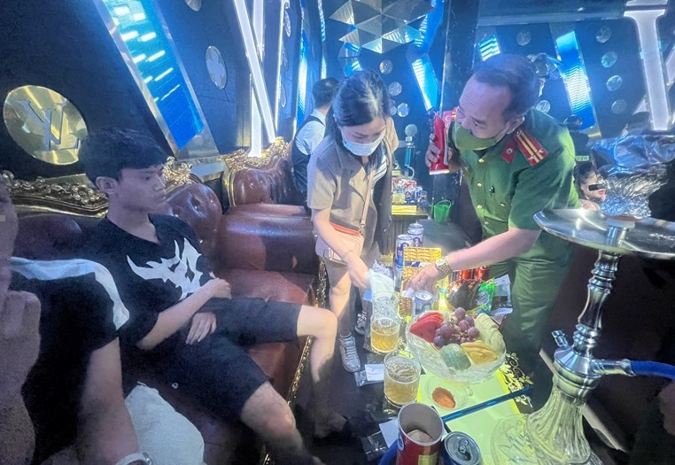 Dong Nai xu ly cac quan bar, karaoke chua chap khach bay lac hinh anh