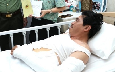 Thieu ta canh sat bi nguoi vi pham giao thong tong gay 2 tay hinh anh