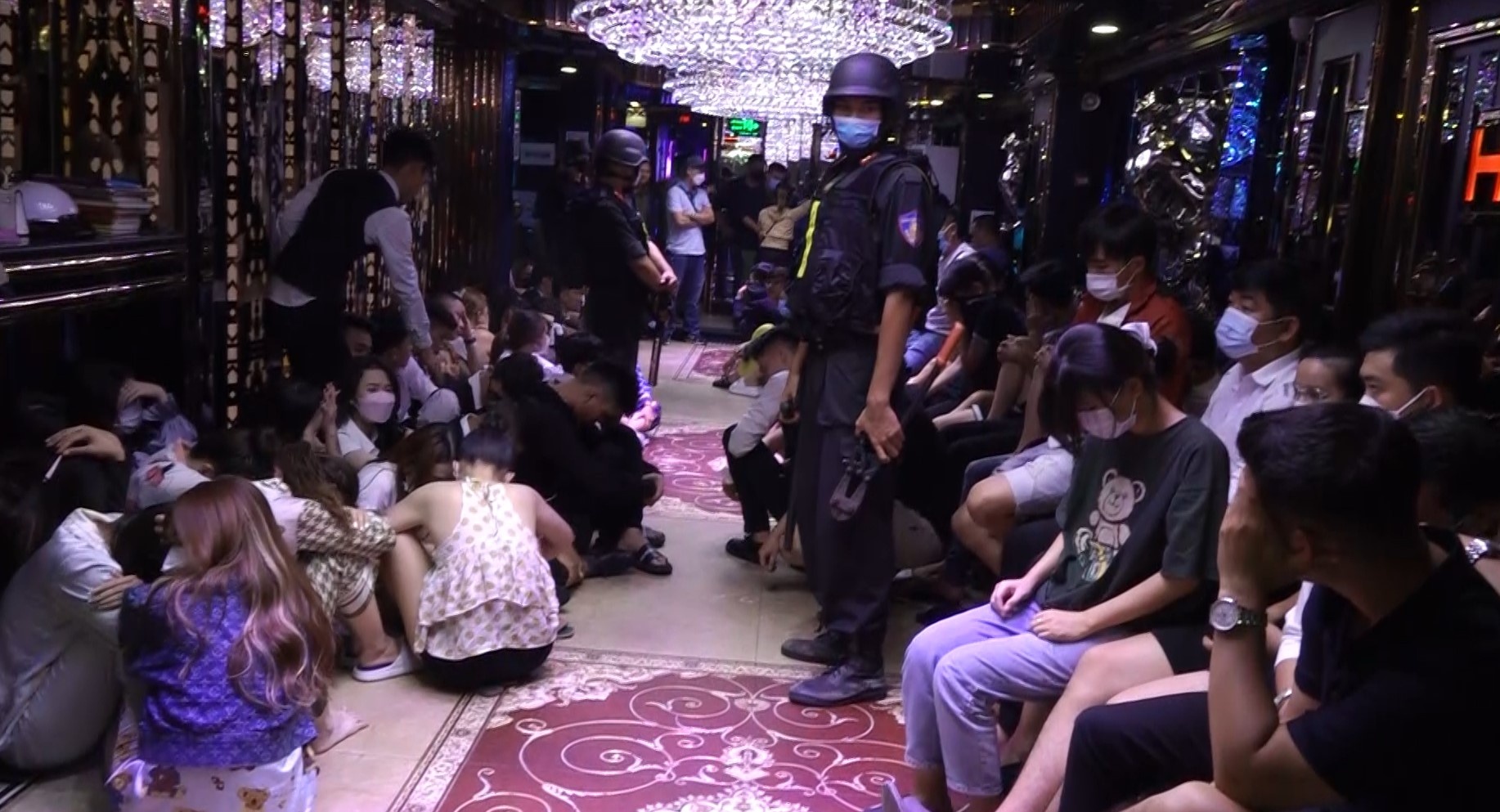 Canh sat dot kich dong bay lac trong quan karaoke Hollywood o TP.HCM hinh anh