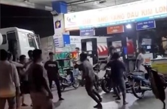 Khach au da voi nhan vien cay xang o TP.HCM hinh anh