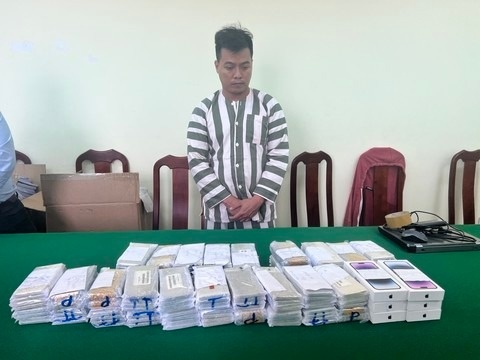 Bi bat tam giam vi len mang hang tram iPhone vao TP.HCM hinh anh