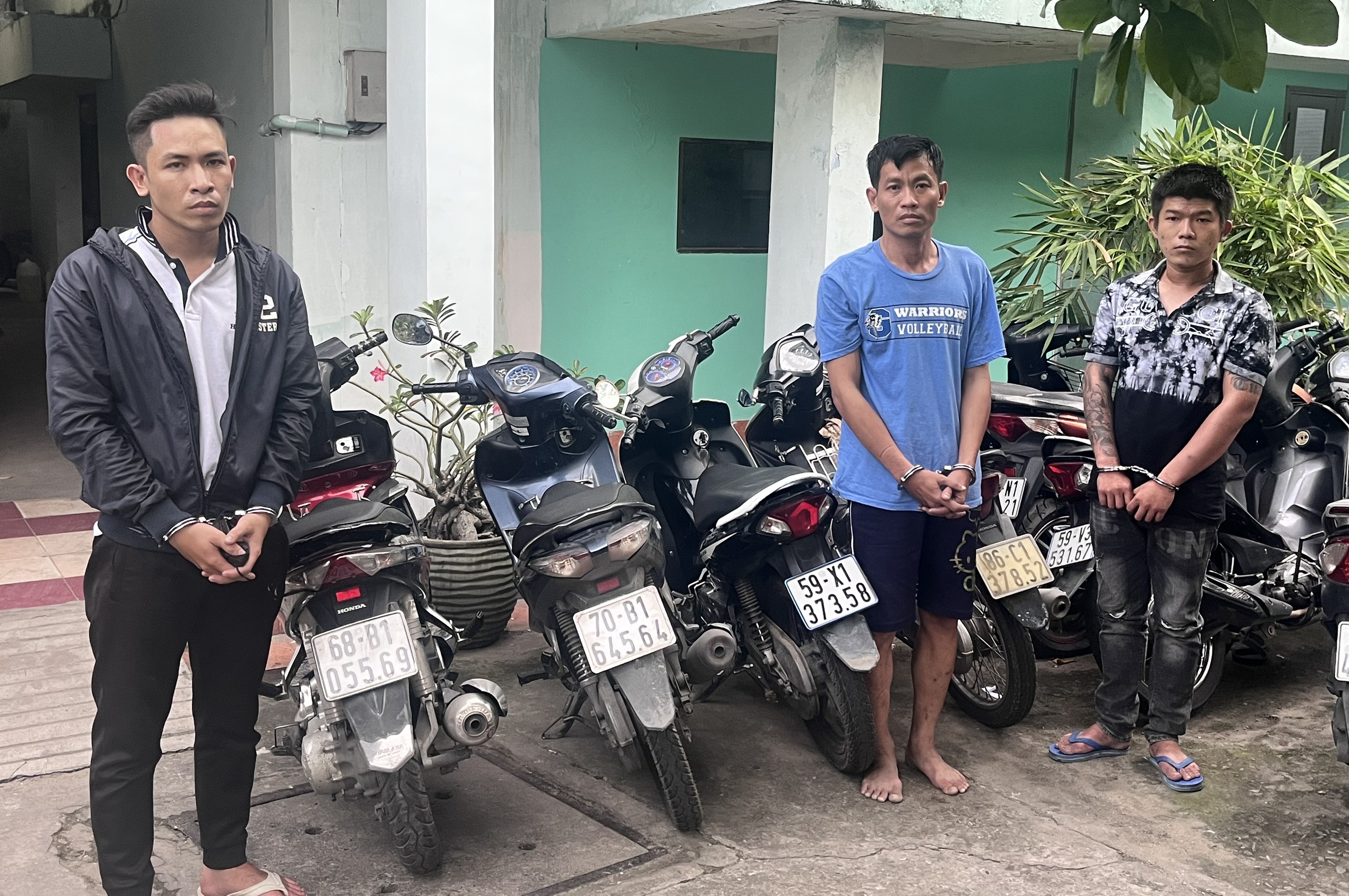 bat nhom trom xe may anh 1