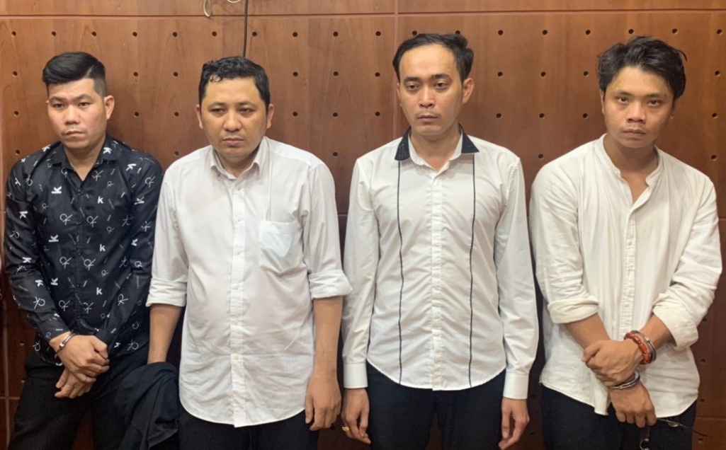 Bat tam giam quan ly va nhan vien karaoke Hollywood hinh anh