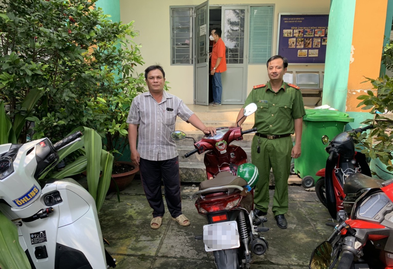 bat ke cuop xe om anh 2