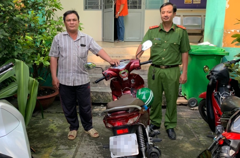 Tai xe xe om vui mung khi nhan lai xe may bi cuop hinh anh