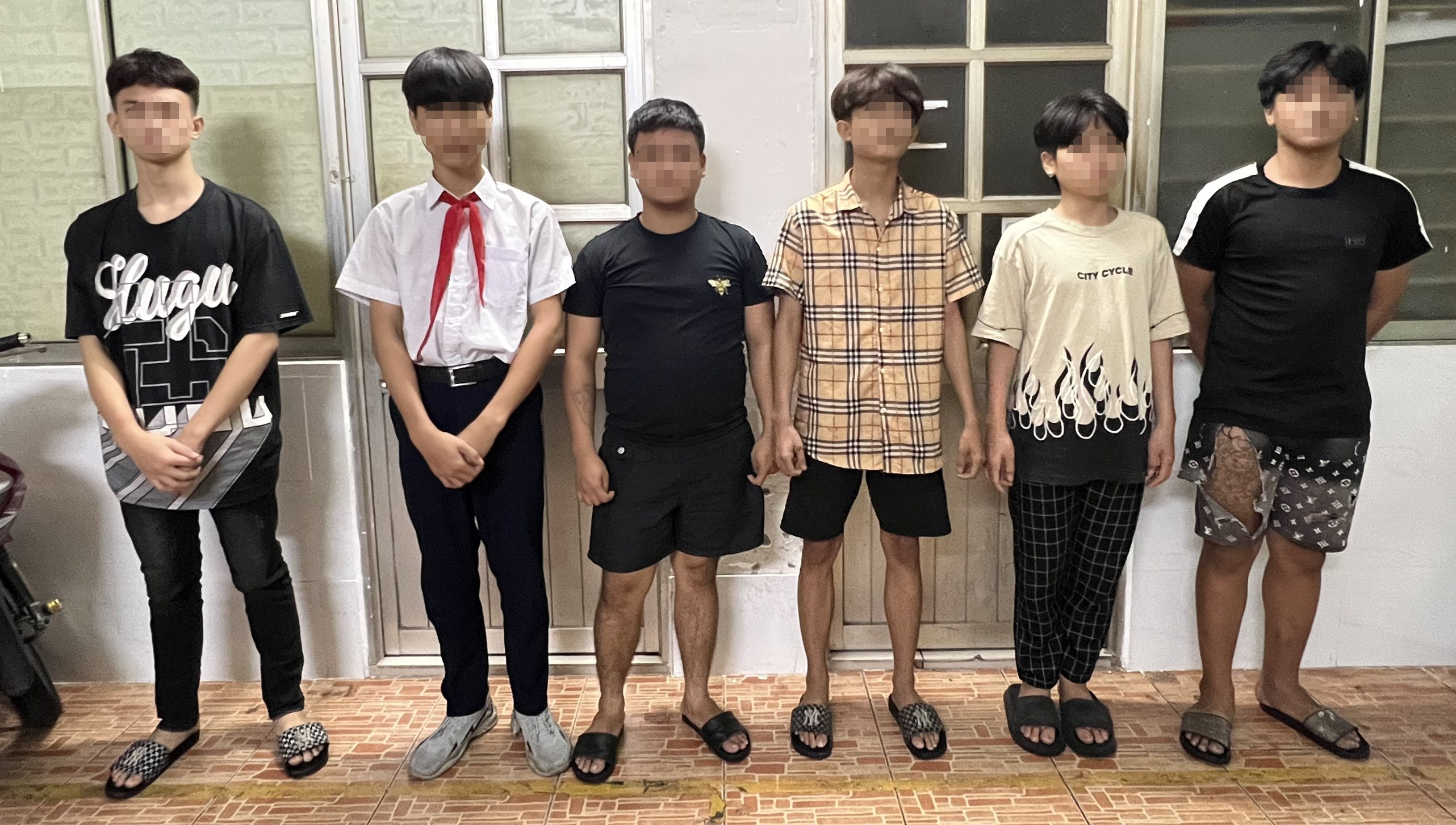Trieu tap nhom hoc sinh chem nguoi o TP.HCM hinh anh