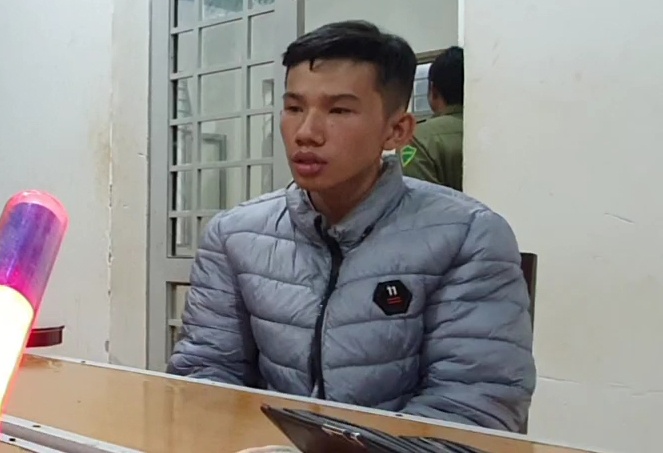 Nam thanh nien gia cong an, cuong doat tien cua nhieu hoc sinh hinh anh