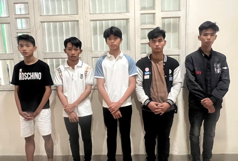 Cung ban di giai quyet mau thuan, thieu nien 13 tuoi bi dam chet hinh anh