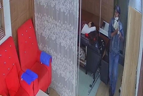 Chu tiem goi dau nam ngu, bi trom tui xach hinh anh