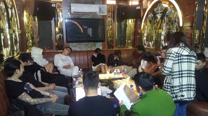 16 thanh nien mo tiec ma tuy trong quan karaoke hinh anh