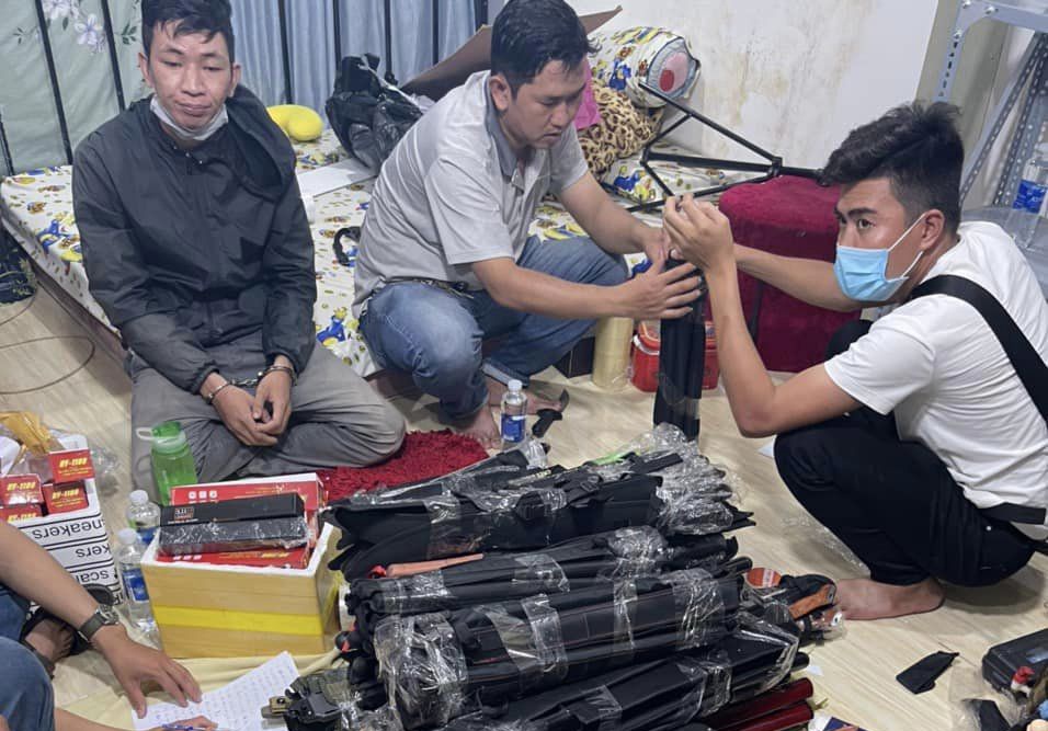 Pha duong day mua ban vu khi so luong lon hinh anh