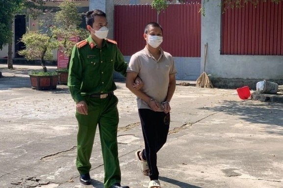 Lo bi mat trong quan dam lung, tam quat hinh anh