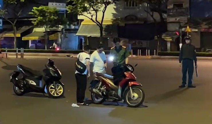 Kham nghiem hien truong vu canh sat bi dam tu vong o TP.HCM hinh anh