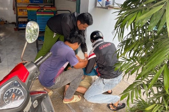 Canh sat khong che nghi pham cam dao uy hiep nguoi phu nu o TP.HCM hinh anh