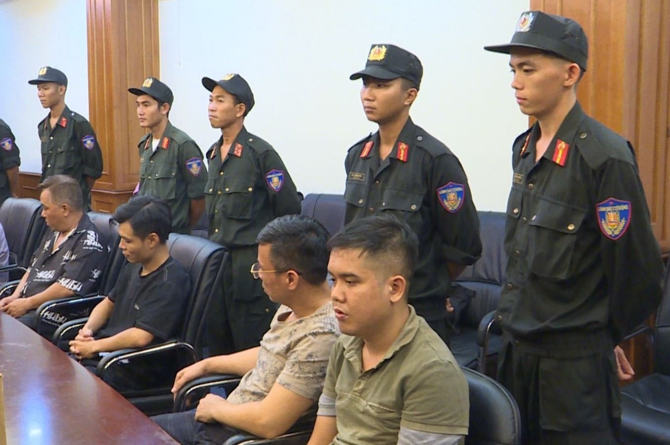 Lay loi khai nguoi lien quan duong day danh bac 30.000 ty dong hinh anh