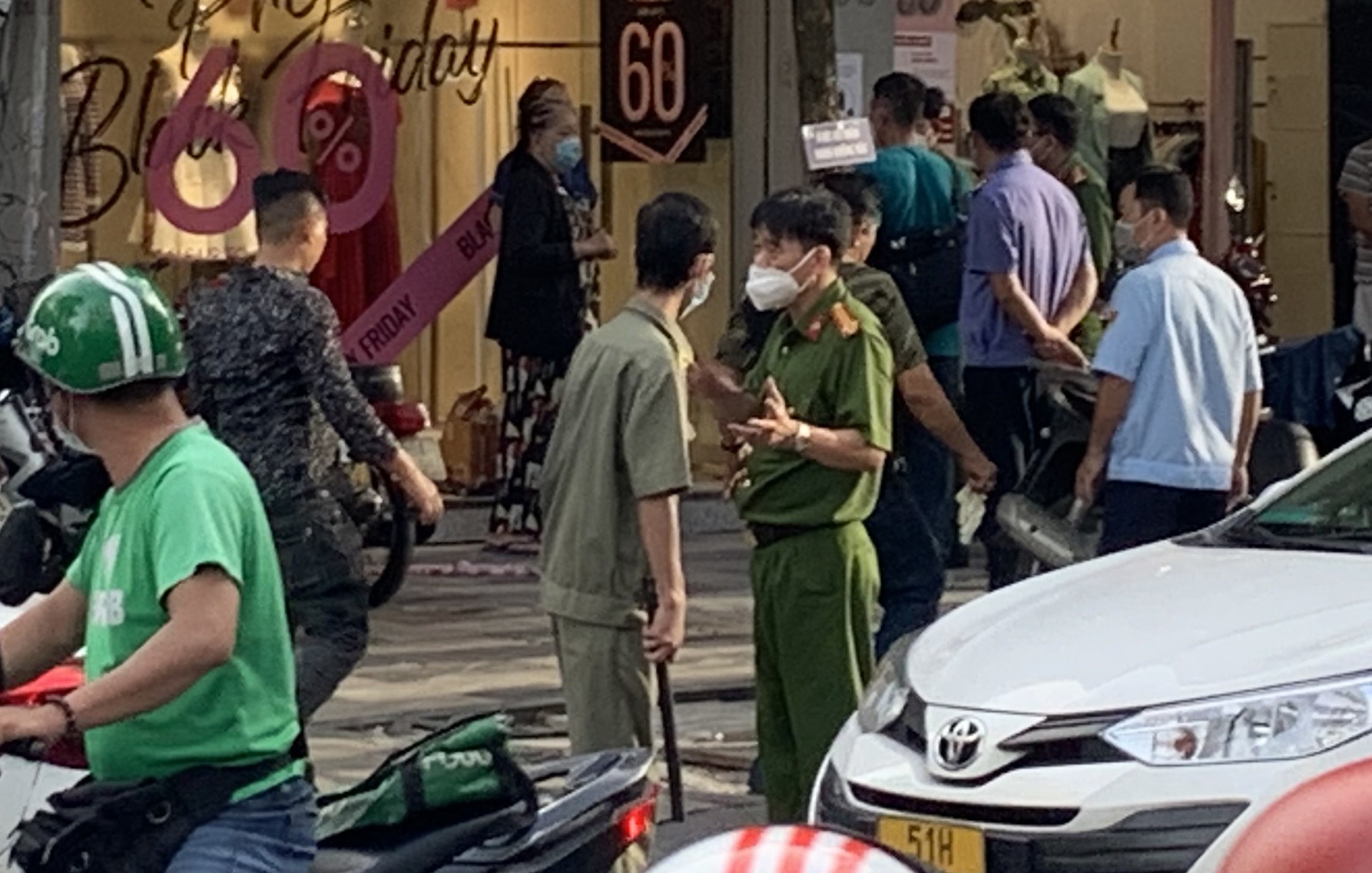 Canh sat kham nghiem hien truong vu nghi an con sat hai me o TP.HCM hinh anh