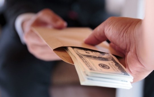 Nam thanh nien bi to ban ban voi gia hang nghin USD hinh anh