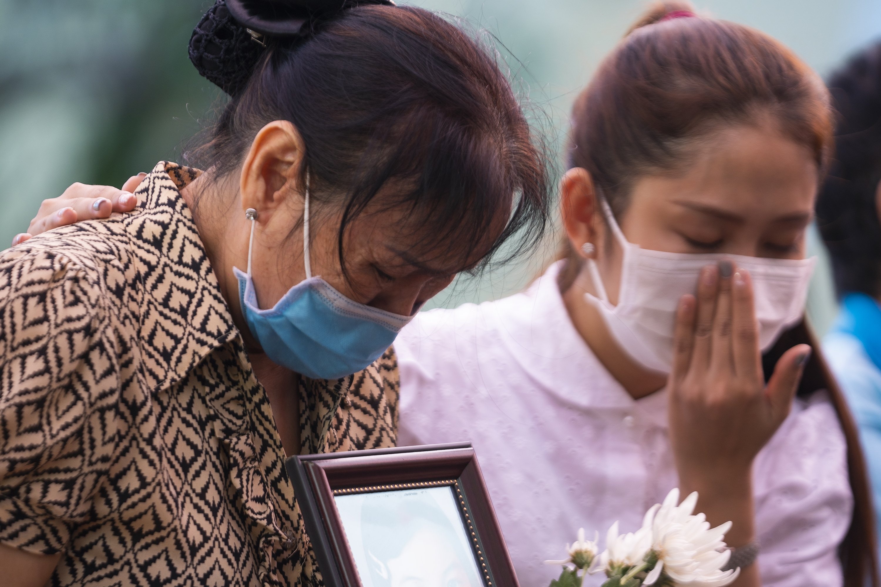 Nguoi than be gai bat khoc khi nghe loi khai cua Nguyen Vo Quynh Trang hinh anh