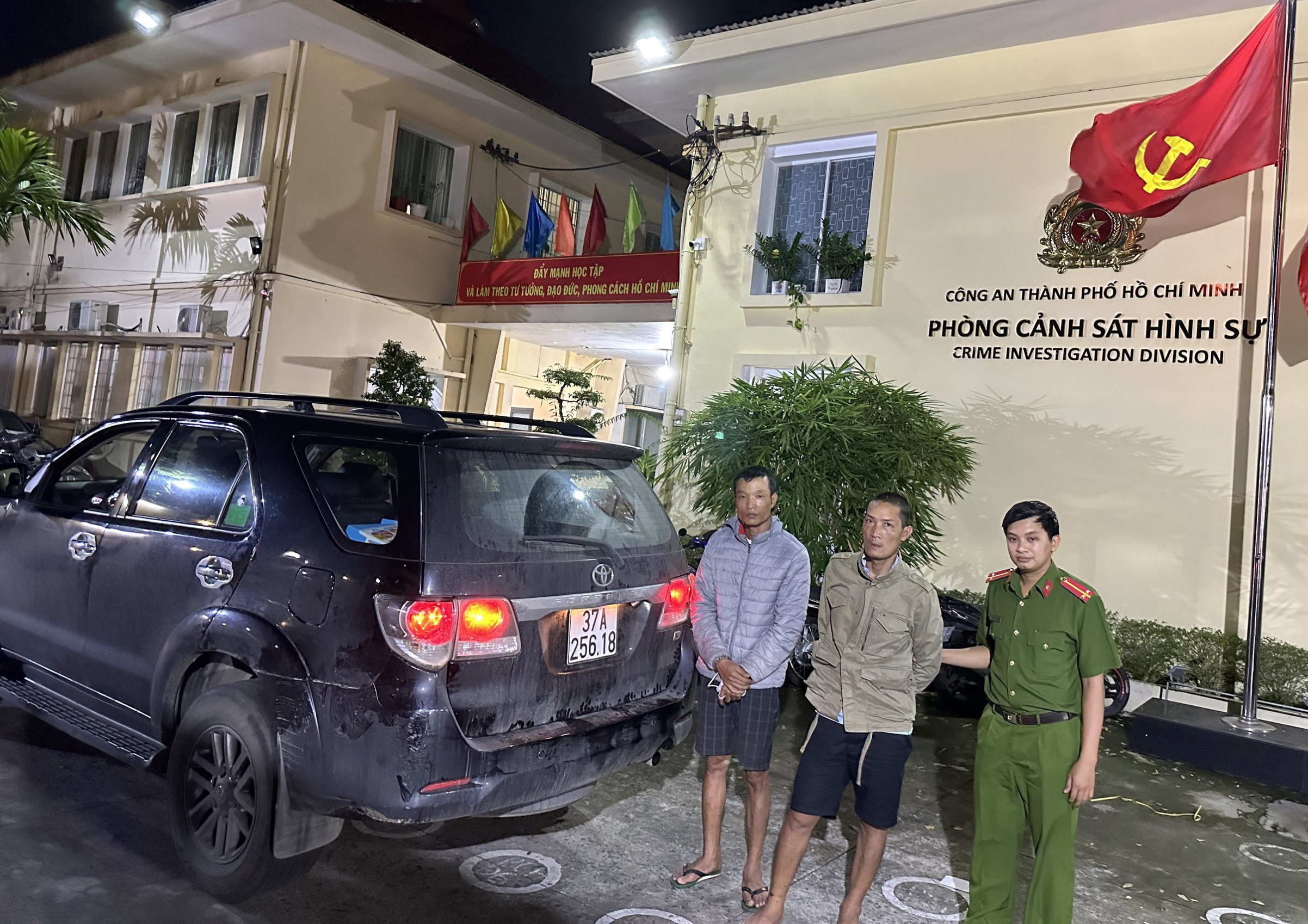 Cong an TP.HCM triet pha nhom thue oto di trom biet thu lien tinh hinh anh