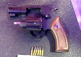 Thu giu vu khi va hang ty dong tai soi bac co canh gioi nghiem ngat hinh anh