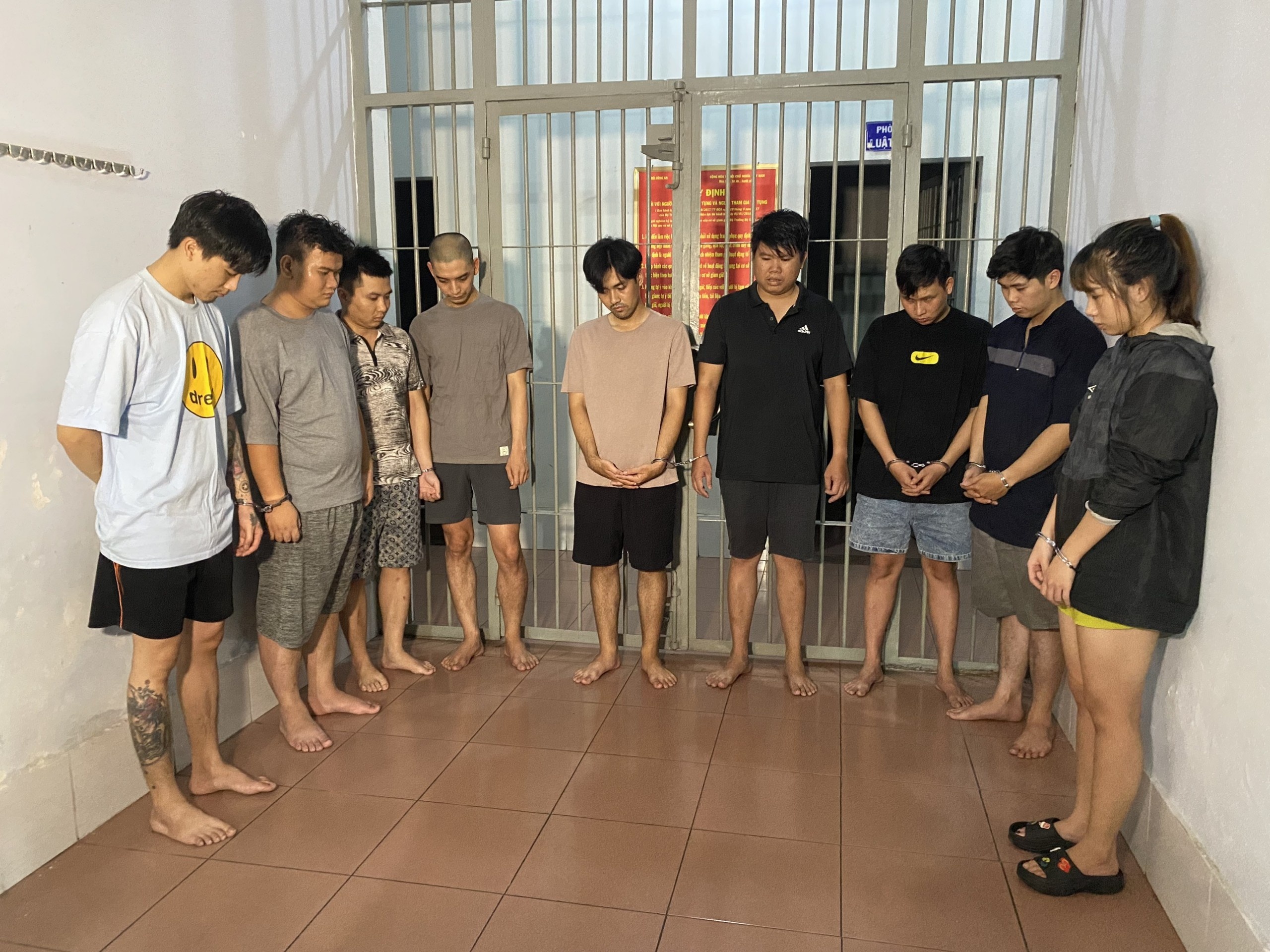 bat cong ty luat anh 7