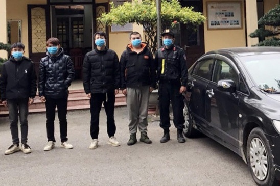 CSGT chan oto cho 4 nguoi nuoc ngoai nhap canh trai phep hinh anh