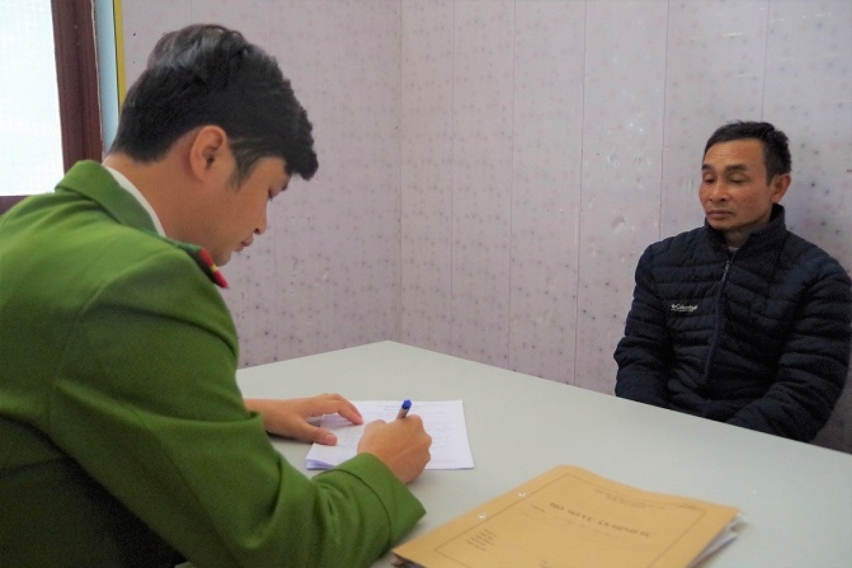 Bat giu nguoi dan ong van chuyen trai phep hon 30 kg vat lieu no hinh anh