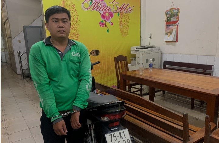 Dam thung phoi lai xe om, nam thanh nien bi bat sau 20 phut gay an hinh anh