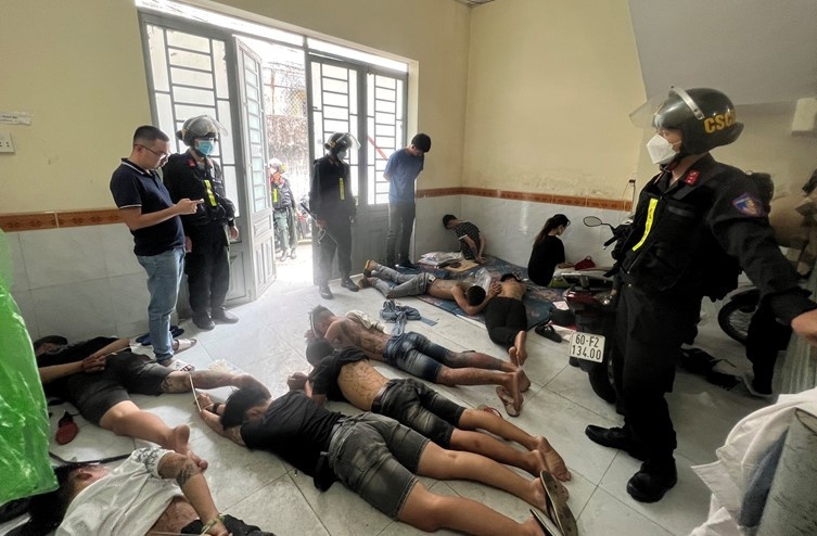 Thu doan cua nhom tin dung den ep hang chuc co gai ban dam hinh anh