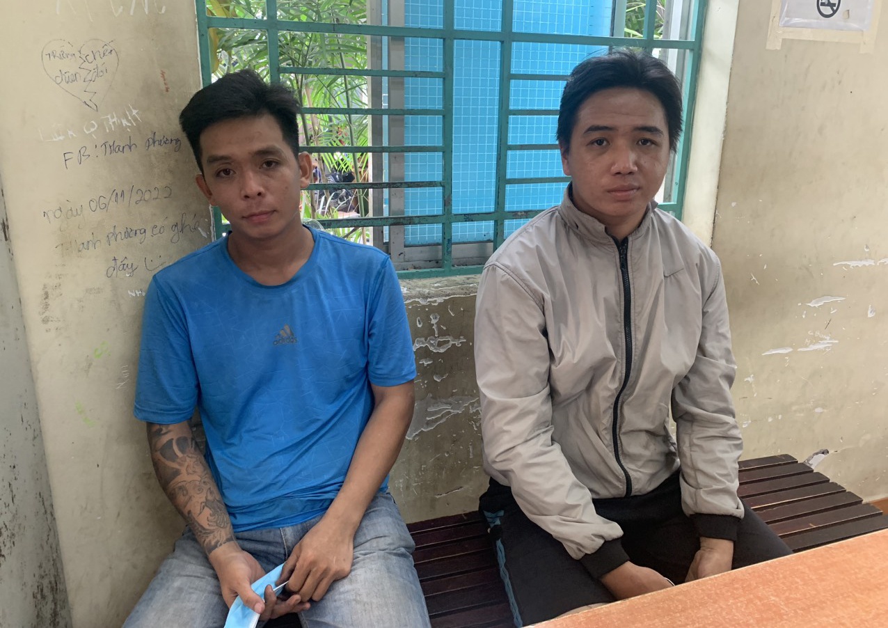 Bat giu 2 thanh nien trom mai kieng nha dan o TP.HCM hinh anh
