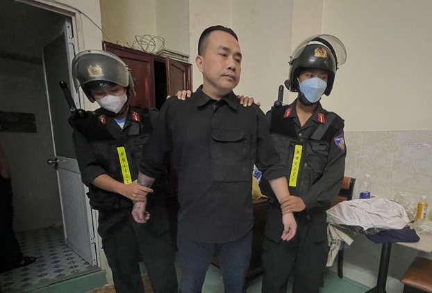 Viet kieu Duc tong tien nguoi yeu cu bang anh nong hinh anh