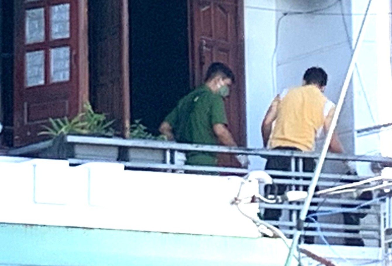 Bat giu nghi can phong hoa khien 2 nguoi thuong vong o TP.HCM hinh anh