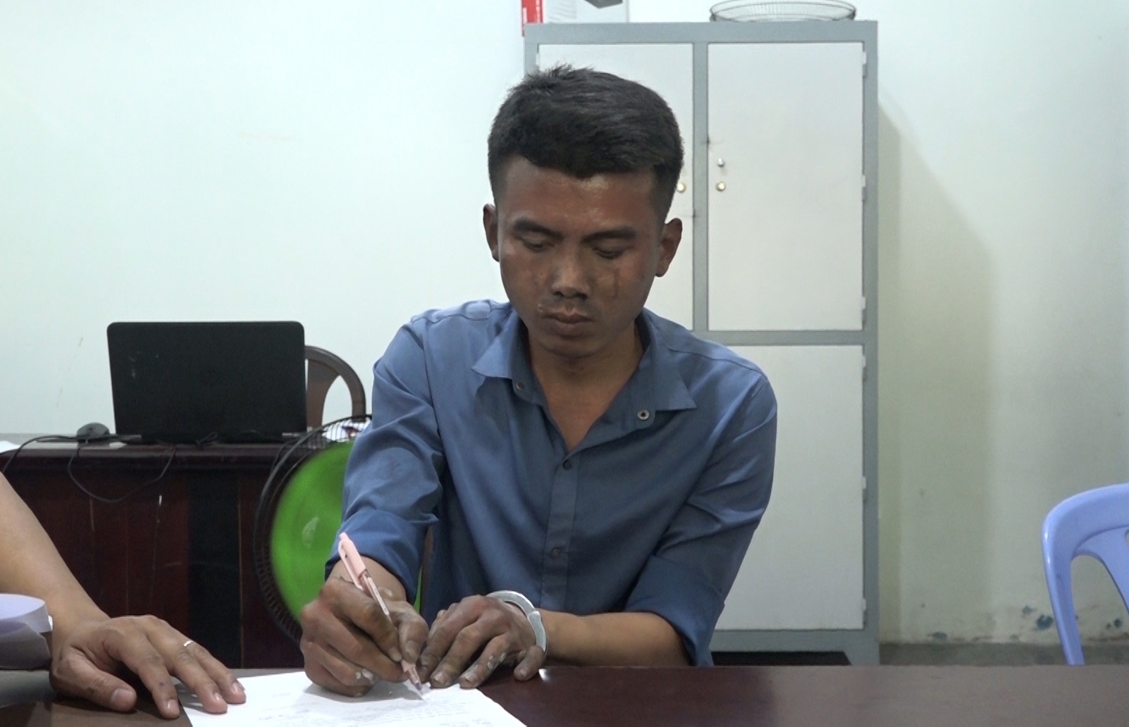 Mua 10 lit xang, nup trong nha ve sinh cho phong hoa nguoi tinh hinh anh