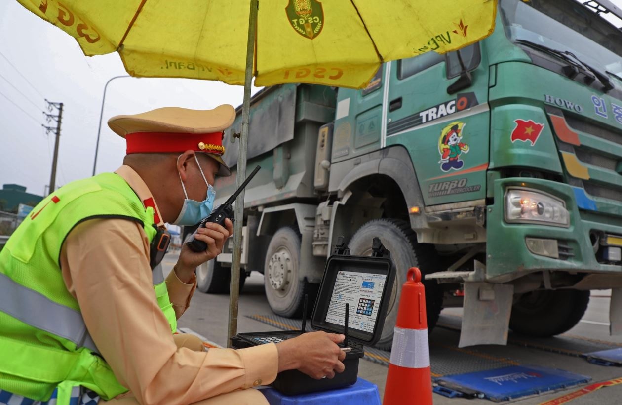 Khoi to 18 bi can lien quan sai pham tai 2 trung tam dang kiem hinh anh