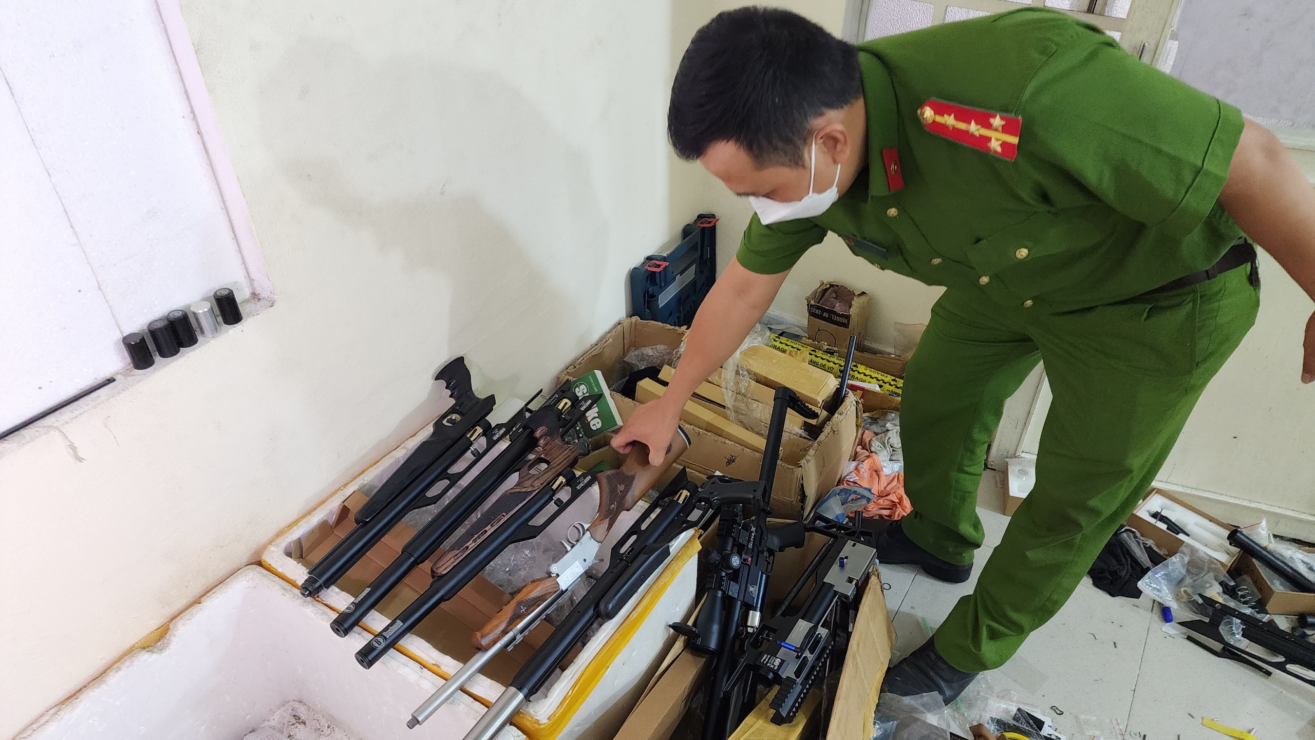 bắt nhóm chế tạo súng ảnh 2 bat nhom che tao sung anh 2