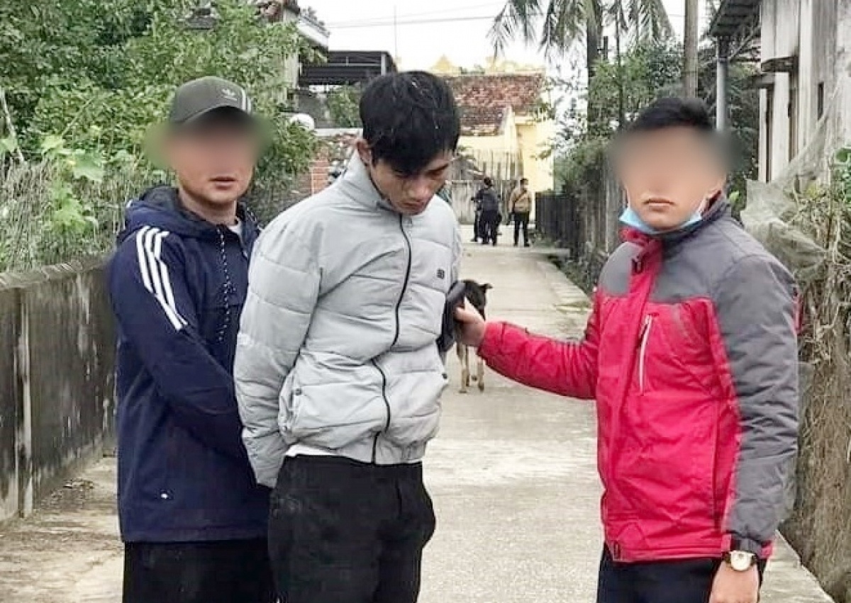 Nam thanh nien pha cua so vao nha hiep dam nguoi phu nu hinh anh