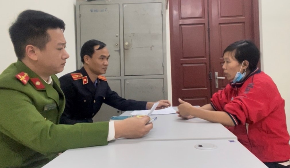 Khoi to nguoi me nhieu lan hanh ha con trai 6 tuoi dan den tu vong hinh anh