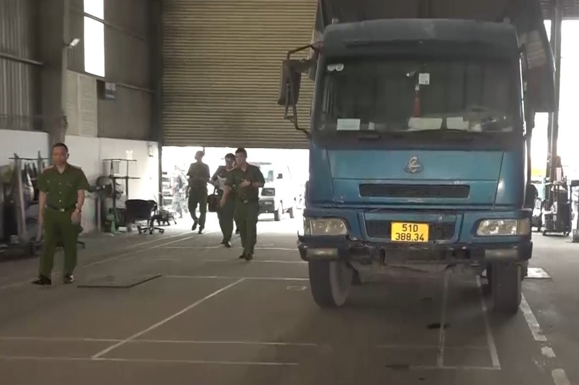 Phut canh sat ap vao kham xet trung tam dang kiem o TP.HCM hinh anh