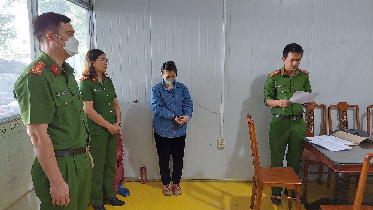 Nu thu ngan tham o tai san cua cong ty hinh anh