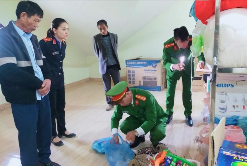 Bat giam giam doc chi dao con trai no min trai phep hinh anh