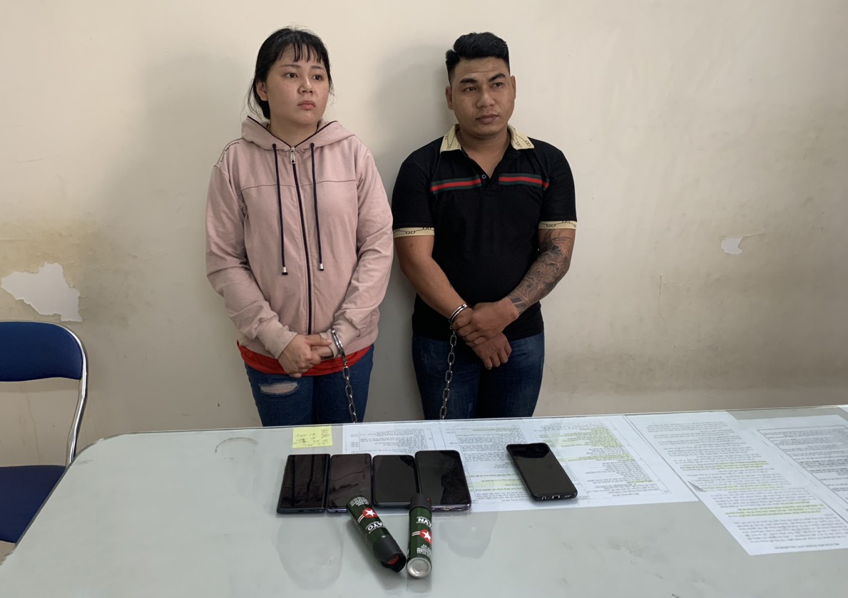 Cap vo chong chuyen xit hoi cay de cuop giat o TP.HCM hinh anh