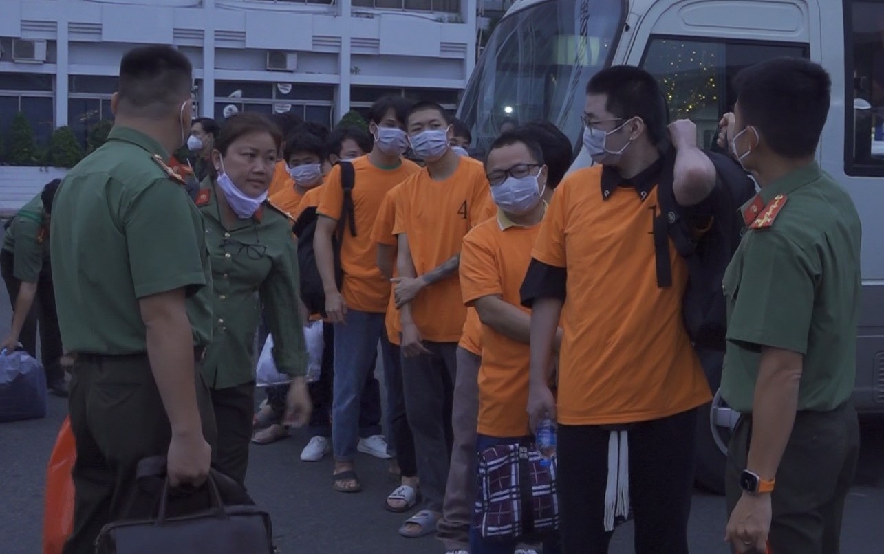 Cong an TP.HCM truc xuat 12 nguoi nhap canh trai phep hinh anh