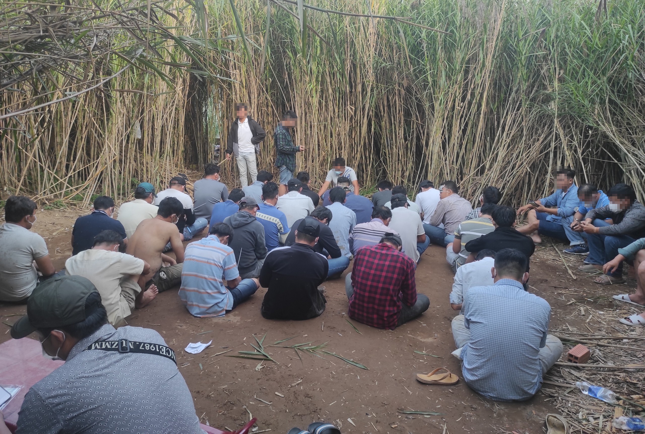 Canh sat bat giu 32 nguoi danh bac trong bai lau say o TP.HCM hinh anh