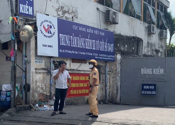 Bat tam giam giam doc Trung tam dang kiem 50-03V hinh anh