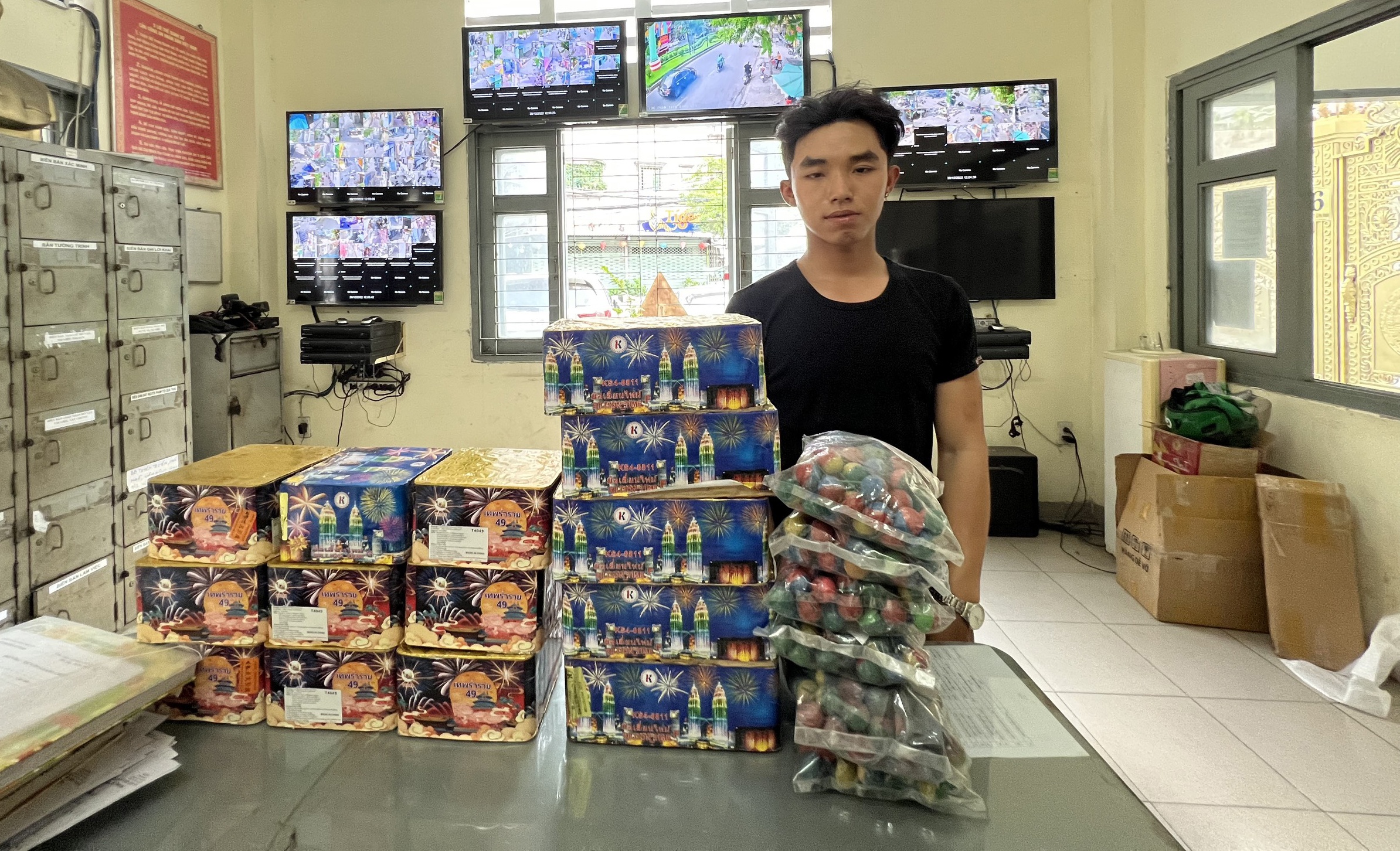 Thanh nien mang hon 30 kg phao no di ban o TP.HCM hinh anh