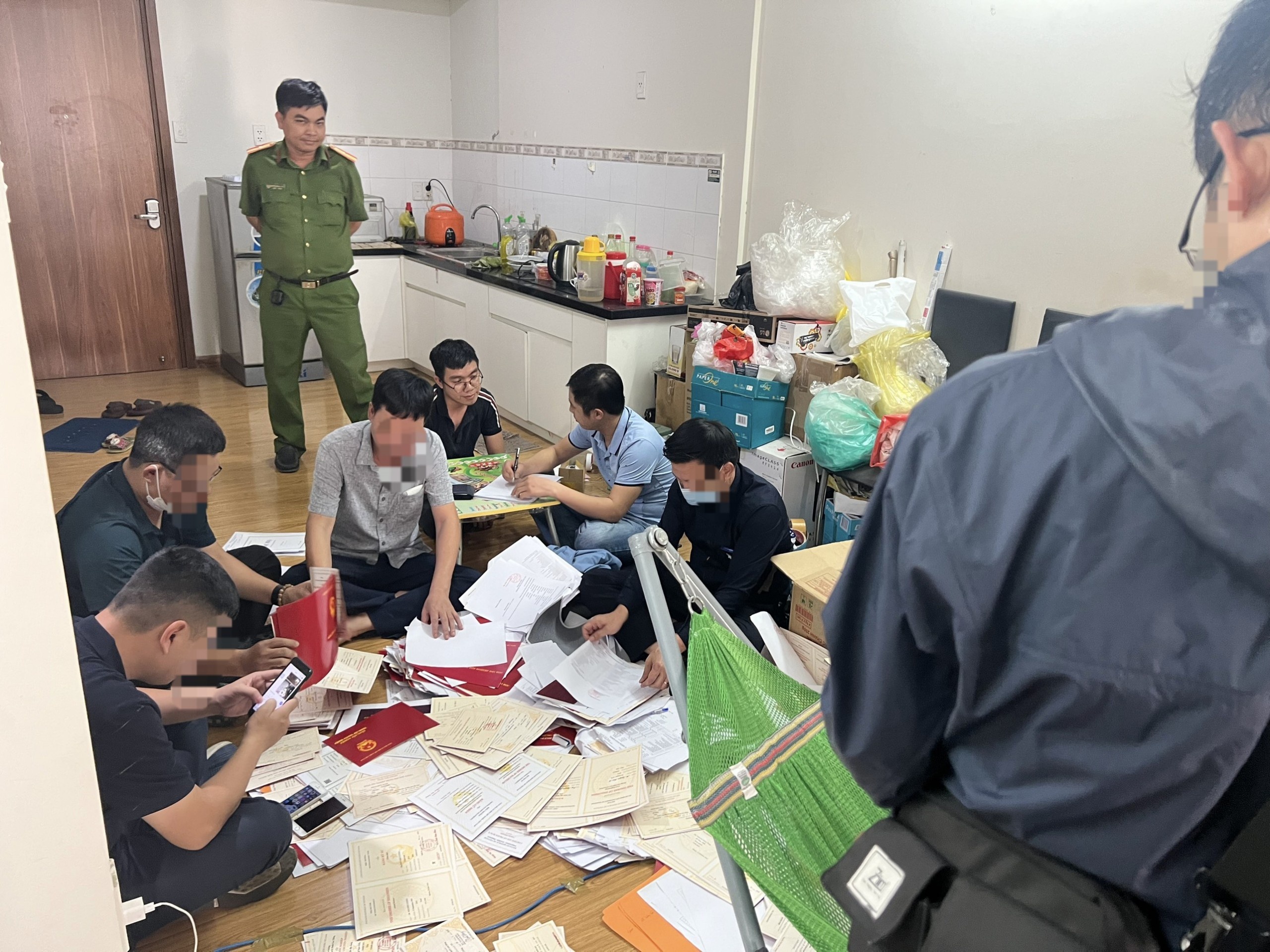 Bo Cong an triet pha duong day san xuat giay to gia o TP.HCM hinh anh